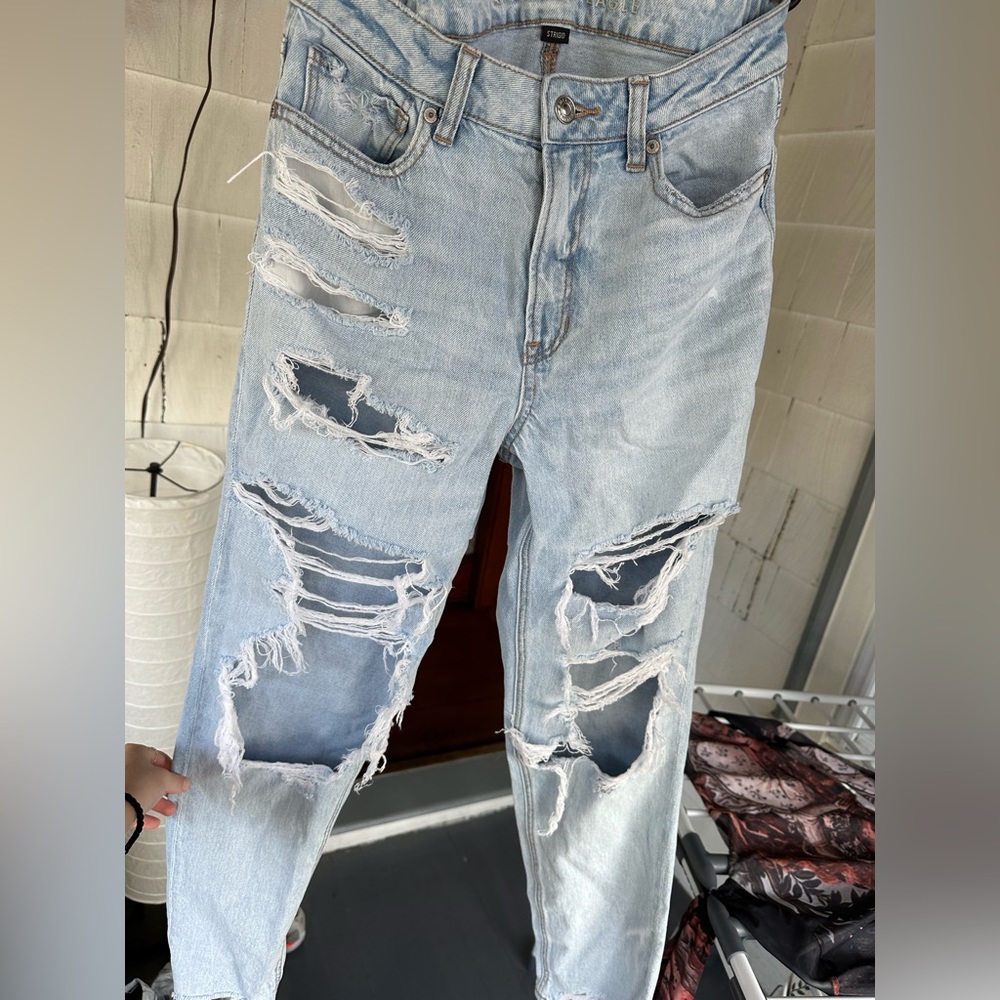 American Eagle strigid ripped mom jeans